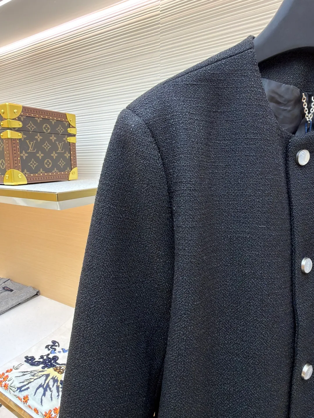 LOUIS VUITTON Pocket embroidered single-breasted jacket ●Original version: Purchased and developed by 34690 ●Item number: 1681733-B90 ●Fabric: cotton fabric ●Technology: embroidery production ●Color: black ●Version: fitted version ●Weight: about 1165 grams ●Size: 46-48-50-52 ●Description: The fabric is made of 100% pure cotton yarn knitted jacquard fabric. The skin-friendly and comfortable knitted jacquard technology gives the fabric a unique texture and texture, highlighting its quality; Marque L.Vuitton on the chest pocket The Déposée logo is embroidered with delicate stitching, clear patterns, and distinctive brand features; the inside is made of custom-woven gray checkerboard cupro fiber, which is breathable and skin-friendly. The custom-woven process ensures a perfect fit with the jacket, showing exquisite craftsmanship and high-end quality from the outside to the inside; the tailoring process shapes the version, with smooth lines and fits the body shape, showing a neat fashion sense. Pearlescent buttons have a soft luster, high-grade texture, and precise installation, matching the overall style. The overall wiring is straight and delicate, the fabric is comfortable and soft, and the color is consistent without color difference. It can be matched with the same style to create a fashionable look and control various occasions. Customized accessories, complete with three standards, same style for men and women!